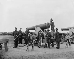 Ufficiali che posano con un cannone pesante fuori Washington, D.C., ca. 1862